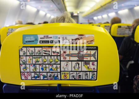 Ryanair, Boeing, Flugzeug, an Bord, Kabine, Sicherheit, Information, Kontrolle, Besatzung, Flucht, August, Sommer, zu, Stansted, Flughafen, London, Essex, England, Europa, Europäischen, Stockfoto