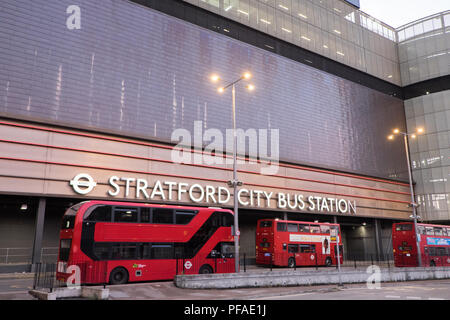 Sratford City Bus Station, Next, zu, Westfield, Stratford, DLR, Docklands Light Railway, Zug, Station, Halle, London, England, Transport, Hub, Transport, Stockfoto