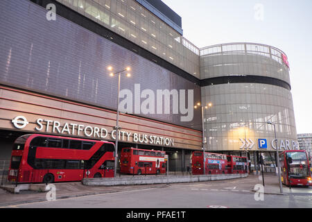 Sratford City Bus Station, Next, zu, Westfield, Stratford, DLR, Docklands Light Railway, Zug, Station, Halle, London, England, Transport, Hub, Transport, Stockfoto