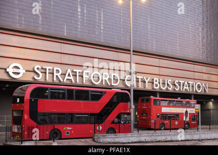 Sratford City Bus Station, Next, zu, Westfield, Stratford, DLR, Docklands Light Railway, Zug, Station, Halle, London, England, Transport, Hub, Transport, Stockfoto