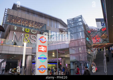 Westfield, Shopping, Stratford, DLR, Docklands Light Railway, Zug, Station, Halle, London, England, Transport, Hub, Transport, Kunst für jedermann, Projekt, Stockfoto