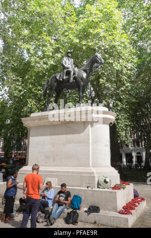 Ferdinand Foch, Pferdesport, Pferd, Statue, at, Eingang, zu, untere Grosvenor Garten, in der Nähe von Victoria, Zug, Station, London, England, UK, Europa, Europäischen, Stockfoto