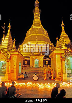 Myanmar (Birma): Shwedagon Pagode mit buddhistischen Anbeter in der Nacht in Yangon Stockfoto