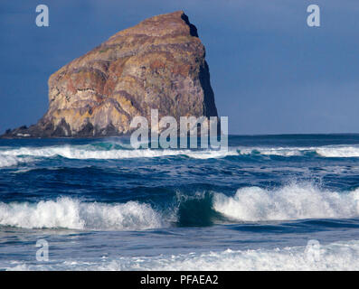 Heuschober (Kiawanda) Rock mit Wellen am Strand am Cape Kiwanda, Pacific City, Oregon. Stockfoto