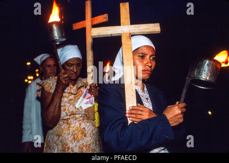 Esteli, Nicaragua, Juli 1986; auf das 7-jährige Bestehen der Sturz von Somoza eine Prozession von Frauen, Söhne und Brüder in diesem Konflikt und den aktuellen Kampf mit den USA getötet erinnern - Contra Guerilla gesichert. Stockfoto