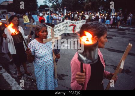 Esteli, Nicaragua, Juli 1986; auf das 7-jährige Bestehen der Sturz von Somoza eine Prozession von Frauen, Söhne und Brüder in diesem Konflikt und den aktuellen Kampf mit den USA getötet erinnern - Contra Guerilla gesichert. Stockfoto