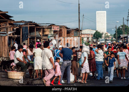 Managua, Nicaragua, Juni 1986. Orientalischer Markt, dem größten Markt in der Hauptstadt - Händler Verkauf frischer Salat und Gemüse. Stockfoto