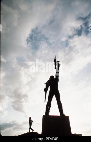 Managua, Nicaragua, Juni 1986; Eine FSLN Regierung Statue zu Helden der Revolution. Die Inschrift lautet: "Nur der Arbeiter und Bauern wird zum Ende.' Stockfoto