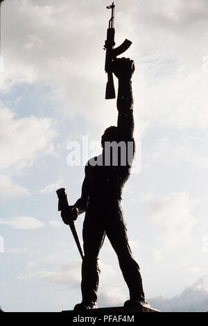 Managua, Nicaragua, Juni 1986; Eine FSLN Regierung Statue zu Helden der Revolution. Die Inschrift lautet: "Nur der Arbeiter und Bauern wird zum Ende.' Stockfoto