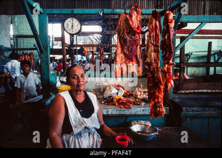 Managua, Nicaragua, Juli 1981. Frisches Fleisch für den Verkauf im Mercado Roberto Huembes Markt. Stockfoto