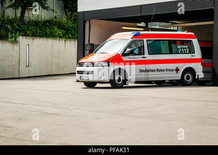 Das Deutsche Rote Kreuz VW Rettungswagen in Ulm, Deutschland Stockfoto