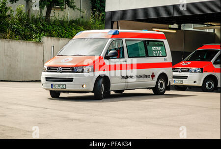 Das Deutsche Rote Kreuz VW Rettungswagen in Ulm, Deutschland Stockfoto