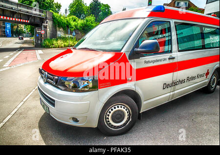 Das Deutsche Rote Kreuz VW Rettungswagen in Ulm, Deutschland Stockfoto