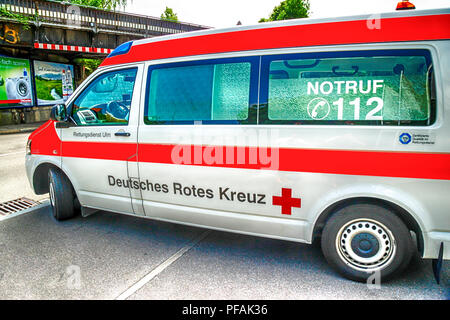 Das Deutsche Rote Kreuz VW Rettungswagen in Ulm, Deutschland Stockfoto