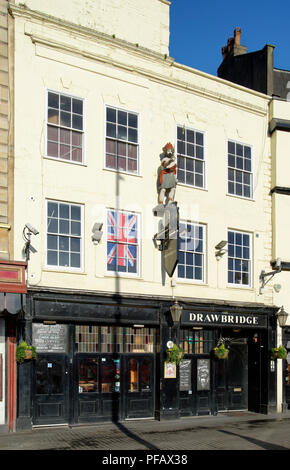 Die zugbrücke Inn, die St. Augustine's Parade, Bristol City Centre mit Nachbau eines Schiffes Aushängeschild von Raddampfer Demerara Stockfoto