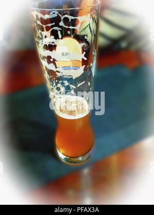 Bier Glas auf einem verschwommenen Hintergrund mit Vignettierung Stockfoto
