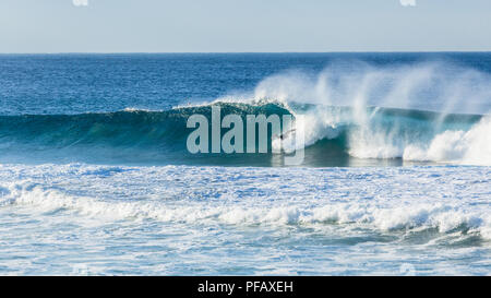 Surfer nicht identifizierten Kopf unter Wasser, Absturz, versucht Ocean Wave ride abwischen. Stockfoto