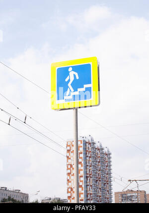 Verkehrs-Zeichen-Fußgängerüberweg Stockfoto