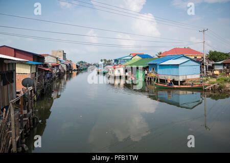 Wohnungen auf Stelzen auf beiden Seiten eines Flusses, Kampot Provinz, Kambodscha, Reise-Alltag in Asien, Touristenziel Stockfoto