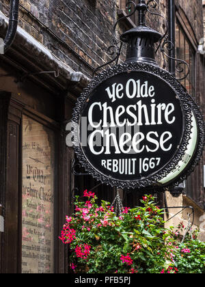 Ye Olde Cheshire Cheese-Zeichen außerhalb der Pub in der Fleet Street, London, umgebaut 1667 nach dem großen Brand von London Stockfoto
