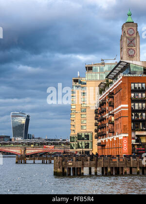 Skyline von London South Bank einschließlich der Oxo Tower und der Walkie Talkie Gebäude Stockfoto