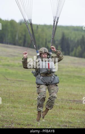 Ein Soldat, der US-amerikanischen Armee Alaska zugeordnet, steigt über malemute Drop Zone während Airborne Ausbildung bei Joint Base Elmendorf-Richardson, Alaska, 30. Mai 2018. Flieger aus dem 3 Air Support Operations Squadron, Soldaten der US-Armee Alaska zugeordnet, und Alaska Army National Guard Flieger mit der 1 Bataillon, 207 Aviation Regiment, leitete die gemeinsame Luft springen Ausbildung Interoperabilität zu erhöhen und zu erhalten Mission bereit. Stockfoto