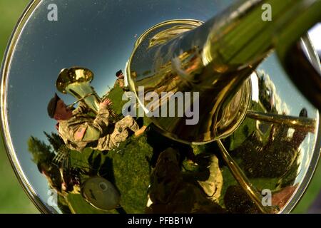 Mitglieder der 9 Army Band spiegeln sich in der Glocke von Staff Sgt. Nami Fowlers Posaune während der Zeremonie Musik. Fallschirmjäger von der US-Armee Alaska 4 Infantry Brigade Combat Team (Airborne), 25 Infanterie Division und die 1 Airborne Brigade japanischen Boden Verteidigung-kraft nahmen an Eröffnungsfeier für übung Arktis Aurora, 1. Juni 1028, bei Pershing Feld auf einer gemeinsamen Basis Elmendorf-Richardson. Arktis Aurora ist eine jährliche bilaterale Übung, in denen Elemente von der spartanischen Brigade und der JGSDF, die konzentriert sich auf die Stärkung der Beziehungen zwischen den beiden durch die Ausführung s kombiniert Stockfoto