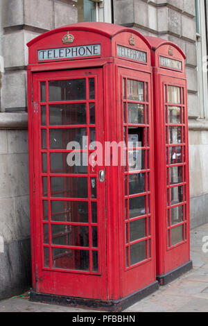 Zwei traditionelle, ikonische rote britische Telefonzellen in London. Stockfoto