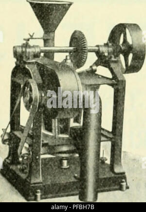 . Der Tropenpflanzer; Zeitschrift fr tropische Landwirtschaft. Tropische Pflanzen, Tropische Nutzpflanzen. Formular 2. Reismühle^ "Colonel" Beste neuzeitliche Mühle für Kulonien. Erzeugt ohne jede weitere Hilfsmaschine weißen, kon-^ sumfäliii^eii Reis. ^ Große Leistung bei geringem KrailbedarL Anschaffun^ jspreis Niedriger.  &Gt; i3a u l'i) Geringe Unterhaltungskosten für Anfänger nnd Kleinbetriebe tinenlbebrlich Bau moderner Zerkleinerungsmaschinen und kompl. tinrichtiinj^' Cn für: Halermühlen Reismühlen, Graupen, Grütze-und-Mühlen, Kakao- und Chokoladefabriken. F. in H. IN DER SCHULE^^ HAMBURG Maschinenfabrik und Mühle Stockfoto