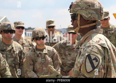 Armee Kapitän Gary Bostic Schriftsatz Soldaten des zweiten Bataillons, 8th Cavalry Regiment (2-8 CAV), 1st Armored Brigade Combat Team, 1.Kavallerie Division vor Gemeinschaft am Ende des Jahres Schule Veranstaltung der Konotop, Polen, 4. Juni 2018 veranstaltet wurde. Die Veranstaltung eingeladen, mehr als 40 Soldaten in das nahe gelegene Drawsko Pomorskie Trainingsgelände für Übung Sabre Streik 2018 bereitgestellt. Die Übung umfasst 18.000 Teilnehmer aus 19 Ländern beteiligten sich über vier Länder. Stockfoto