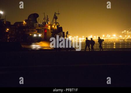 Us-Marines und Matrosen mit Bataillon Landung Team 3/1, 13 Marine Expeditionary Unit (MEU) und Matrosen mit Angriff Handwerk Einheit 5, Land auf Belmont Shore, Long Beach, Kalifornien, 1. Juni 2018. Der Essex Amphibious Ready Group (ARG) und 13 MEU Durchführung Composite Trainingsgerät Übung (COMPTUEX), die letzte Übung vor der bevorstehenden Bereitstellung sind. Diese Übung überprüft die Fähigkeit der ARG/MEU team Anpassen und Ausführen Missionen in immer neuen, unbekannten Umgebungen. Nach Abschluss der COMPTUEX, dem 13. MEU und Essex ARG zertifiziert als Premier der Nation vorwärts - bereitgestellt werden. Stockfoto