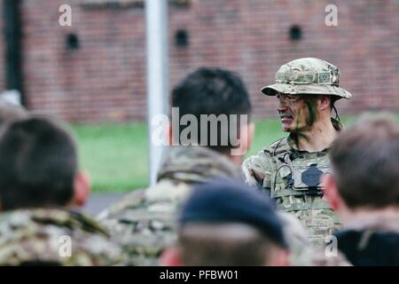 Britische Armee Maj. Ben Parkyn, der kommandierende Offizier der 1. Der Königin Dragoon Guards, gibt eine Rede vor seinen Soldaten vor der Teilnahme an einer Aufklärung Übung während Sabre Streik 18 mit Battle Group Polen Bemowo Piskie, Polen, 2. Juni 2018. Sabre Streik ist eine multinationale Übung derzeit in seinem achten Jahr. Die diesjährige Übung, die läuft von Juni 3-15, tests Verbündete und Partner aus 19 Ländern auf ihrer Fähigkeit, arbeiten zusammen, um die Aggression in der Region zu verhindern und die Fähigkeit der einzelnen Einheit ihre benannten Mission durchführen zu verbessern. Stockfoto