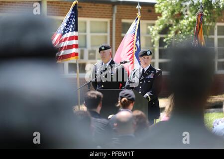 Der Kommandant der 30. gepanzerten Brigade Combat Team, Oberst Robert Bumgardner widmet den N.C. Die Nationalgarde Benson Readiness Center als Sgt. Roger Adams Zentrum am Freitag, 1. Juni 2018. Sgt. Adams, der ein Mitglied der N.C. wurde 'S Guard Firma A, 1-120 th kombinierte Waffen Bataillon der 30 Heavy Brigade Combat Team am 29.Juni 2009 getötet wurde, während auf Patrouille in Bagdad, Irak, wenn der Humvee war er Reiten in mit einem angegriffen wurde, Improvised Explosive Devices (IED). Auch getötet wurden Sgt. 1. Klasse Edward C. Kramer, Sgt. Juan C. Baldeosingh und SPC. Robert L. Bittiker. (North Carolina Stockfoto