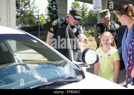 Everett, Washington (Juni 02, 2018) Sergeant Stephen G. Lindsay von der Marine Region Nordwesten Polizei demonstriert die Notbeleuchtung auf ein polizeifahrzeug Für Everett Einheimische. Die Stadt arbeitet mit verschiedenen Organisationen für ihr 125-jähriges Bestehen feier Veranstaltung. Stockfoto