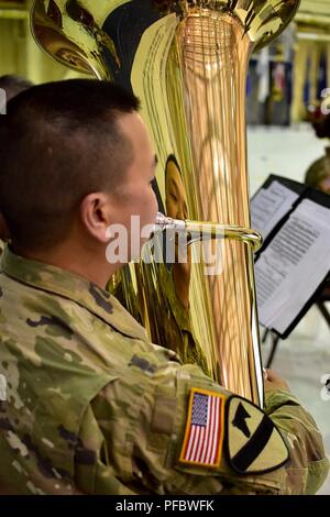 Staff Sgt. Aaron Cabildo und andere Mitglieder der 9 Army Band bieten vor der Ankunft Musik für Familie und Freunde von fast 400 Fallschirmjäger ab der 4 Infantry Brigade Combat Team (Airborne), 25 Infanterie Division 2 Joint Base Elmendorf-Richardson's Hangar 1 versammelten ihre Soldaten nach Hause von einer 9-monatigen Einsatz in Afghanistan zur Unterstützung der Operation, die die Freiheit des Sentinel willkommen. Stockfoto