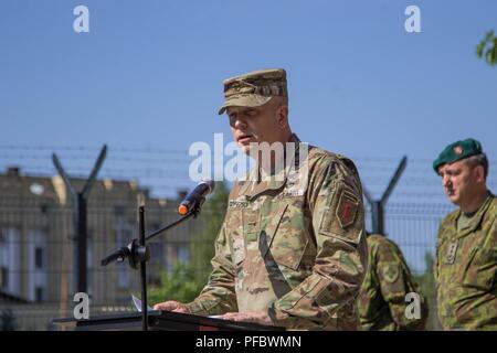 Brig. Gen. Richard R. Coffman, Kommandierender General der United States Army Europe mission Befehl Element aus Poznan, Polen und stellvertretenden kommandierenden General der 1st Infantry Division in Fort Riley, Kansas, spricht mit den NATO-Streitkräften während der Sabre Streik 18 Eröffnungsfeier in Vilnius, Litauen, am 3. Juni 2018. Sabre Streik 18 ist Teil der allgemeinen Abschreckung der NATO und der Verteidigung der Körperhaltung und beweist die Entschlossenheit der Allianz und die Fähigkeit, als eine Reaktion auf jede Aggression gegen seine Mitglieder zu handeln. Stockfoto