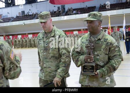 Die Maryland Army National Guard bewirtete das Ändern des Befehls und der Wechsel der Verantwortung Zeremonie an der historischen fünften Regiment Armory in Baltimore, Maryland am 2. Juni 2018. Oberst Janeen L. Birckhead Kommando der Maryland Army National Guard von Brig. Gen. Timothy E. Gowen. Command Sgt. Maj. James M. Nugent übernahm die Verantwortung als Führungskraft der Maryland Army National Guard von Command Sgt. Maj. Kimberly A. Mendez. Generalmajor Linda L. Singh, 29 Adjutant General von der Maryland National Guard, den Vorsitz über die Zeremonie. Anwesend waren Einheiten aus der Gemeinsamen Stockfoto