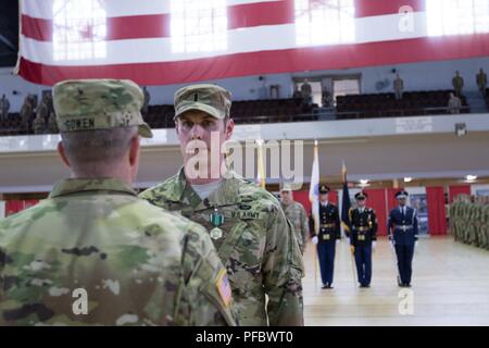 Die Maryland Army National Guard bewirtete das Ändern des Befehls und der Wechsel der Verantwortung Zeremonie an der historischen fünften Regiment Armory in Baltimore, Maryland am 2. Juni 2018. Oberst Janeen L. Birckhead Kommando der Maryland Army National Guard von Brig. Gen. Timothy E. Gowen. Command Sgt. Maj. James M. Nugent übernahm die Verantwortung als Führungskraft der Maryland Army National Guard von Command Sgt. Maj. Kimberly A. Mendez. Generalmajor Linda L. Singh, 29 Adjutant General von der Maryland National Guard, den Vorsitz über die Zeremonie. Anwesend waren Einheiten aus der Gemeinsamen Stockfoto