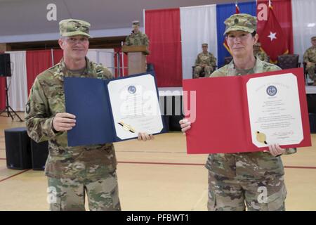 Die Maryland Army National Guard bewirtete das Ändern des Befehls und der Wechsel der Verantwortung Zeremonie an der historischen fünften Regiment Armory in Baltimore, Maryland am 2. Juni 2018. Oberst Janeen L. Birckhead Kommando der Maryland Army National Guard von Brig. Gen. Timothy E. Gowen. Command Sgt. Maj. James M. Nugent übernahm die Verantwortung als Führungskraft der Maryland Army National Guard von Command Sgt. Maj. Kimberly A. Mendez. Generalmajor Linda L. Singh, 29 Adjutant General von der Maryland National Guard, den Vorsitz über die Zeremonie. Anwesend waren Einheiten aus der Gemeinsamen Stockfoto