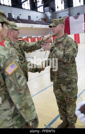 Die Maryland Army National Guard bewirtete das Ändern des Befehls und der Wechsel der Verantwortung Zeremonie an der historischen fünften Regiment Armory in Baltimore, Maryland am 2. Juni 2018. Oberst Janeen L. Birckhead Kommando der Maryland Army National Guard von Brig. Gen. Timothy E. Gowen. Command Sgt. Maj. James M. Nugent übernahm die Verantwortung als Führungskraft der Maryland Army National Guard von Command Sgt. Maj. Kimberly A. Mendez. Generalmajor Linda L. Singh, 29 Adjutant General von der Maryland National Guard, den Vorsitz über die Zeremonie. Anwesend waren Einheiten aus der Gemeinsamen Stockfoto