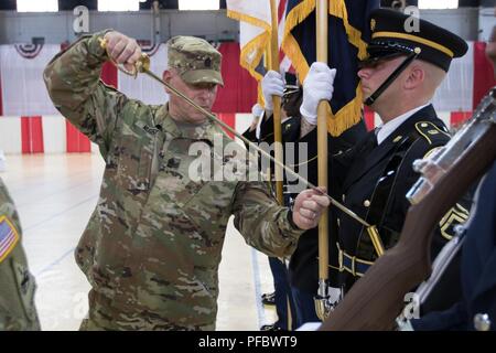 Die Maryland Army National Guard bewirtete das Ändern des Befehls und der Wechsel der Verantwortung Zeremonie an der historischen fünften Regiment Armory in Baltimore, Maryland am 2. Juni 2018. Oberst Janeen L. Birckhead Kommando der Maryland Army National Guard von Brig. Gen. Timothy E. Gowen. Command Sgt. Maj. James M. Nugent übernahm die Verantwortung als Führungskraft der Maryland Army National Guard von Command Sgt. Maj. Kimberly A. Mendez. Generalmajor Linda L. Singh, 29 Adjutant General von der Maryland National Guard, den Vorsitz über die Zeremonie. Anwesend waren Einheiten aus der Gemeinsamen Stockfoto