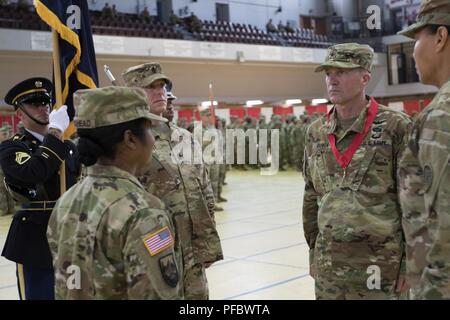 Die Maryland Army National Guard bewirtete das Ändern des Befehls und der Wechsel der Verantwortung Zeremonie an der historischen fünften Regiment Armory in Baltimore, Maryland am 2. Juni 2018. Oberst Janeen L. Birckhead Kommando der Maryland Army National Guard von Brig. Gen. Timothy E. Gowen. Command Sgt. Maj. James M. Nugent übernahm die Verantwortung als Führungskraft der Maryland Army National Guard von Command Sgt. Maj. Kimberly A. Mendez. Generalmajor Linda L. Singh, 29 Adjutant General von der Maryland National Guard, den Vorsitz über die Zeremonie. Anwesend waren Einheiten aus der Gemeinsamen Stockfoto