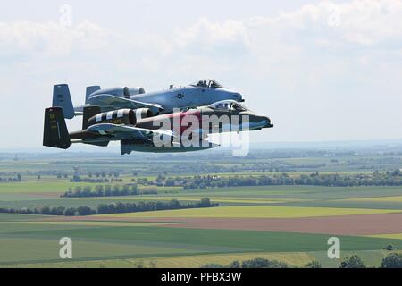 Michigan Air National Guard A-10 Thunderbolt II Flugzeuge der 107 Fighter Squadron fliegen über die Strände der Normandie, Frankreich zugeordnet, die im Rahmen der Gedenkfeiern für D-Day 74, 3. Juni 2018. Die 107 Tactical Reconnaissance Squadron flog mehrere Missionen über der Normandie während der Leitung bis zu den D-Day und während der Invasion. Der Flug während der gedenkfeier stellt die erste zugewiesene Mission für die 107 in Frankreich seit dem Zweiten Weltkrieg. Das Gerät diente auch in Frankreich im Ersten Weltkrieg. Stockfoto