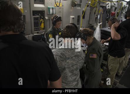 Eine gemeinsame medizinische Team von der 183Rd der Mississippi Air National Guard Entlüftung Squadron und Joint Base San Antonio, Texas, bereiten Sie eine C-17 Globemaster III Patienten zu empfangen, 6. Juni 2018. Die US Air Force humanitären Luftbrücke aeromedical evacuation Mission unter der Leitung des US Southern Command, die Regierung von Guatemala in den Transport von sechs Kindern in den letzten Ausbruch des Vulkans Fuego Shriners Hospital verletzt für Kinder in Galveston, Texas zu unterstützen, weitere Betreuung zu erhalten. Stockfoto