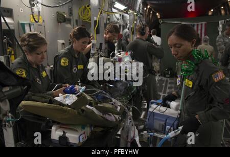 Eine gemeinsame medizinische Team von der 183Rd der Mississippi Air National Guard Entlüftung Squadron und Joint Base San Antonio, Texas, In-flight Betreuung eines Patienten, 6. Juni 2018 von Guatemala bis Galveston, Texas. Ein US Air Force C-17 Globemaster III von 172Nd des Mississippi ANG Airlift Wing transportiert die geschädigte Kinder und deren Erziehungsberechtigten in Galveston, Texas, für ärztliche Behandlung an Shriners Hospital für Kinder. Stockfoto