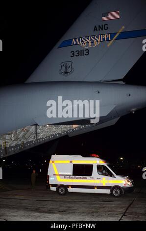 Flieger von 172Nd Airlift Wing der Mississippi Air National Guard bereiten ihre C-17 Globemaster III sechs Kinder für einen humanitären Luftbrücke aeromedical evacuation Mission aus Guatemala am 6. Juni 2018 zu transportieren. Die humanitären Luftbrücke aeromedical evacuation Mission wurde unter der Leitung des US Southern Command durchgeführt, um die Regierung von Guatemala nach dem jüngsten Ausbruch des Vulkans Fuego unterstützen. Stockfoto