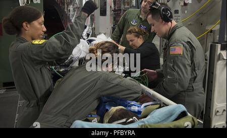 Eine gemeinsame medizinische Team von der 183Rd der Mississippi Air National Guard Entlüftung Squadron und Joint Base San Antonio, Texas, arbeiten Seite an Seite, 6. Juni 2018, die Pflege von Patienten in der jüngsten Ausbruch des Vulkans Fuego verletzt. Die US Air Force humanitären Luftbrücke aeromedical evacuation Mission unter der Leitung des US Southern Command, die Regierung von Guatemala in den Transport von sechs Kindern Shriners Hospital für Kinder in Galveston, Texas zu unterstützen, weitere Betreuung zu erhalten. Stockfoto