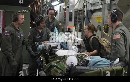 Eine gemeinsame medizinische Team von der 183Rd der Mississippi Air National Guard Entlüftung Squadron und Joint Base San Antonio, Texas, bereiten Sie eine C-17 Globemaster III Patienten zu empfangen, 6. Juni 2018. Die US Air Force humanitären Luftbrücke aeromedical evacuation Mission unter der Leitung des US Southern Command, die Regierung von Guatemala in den Transport von sechs Kindern in den letzten Ausbruch des Vulkans Fuego Shriners Hospital verletzt für Kinder in Galveston, Texas zu unterstützen, weitere Betreuung zu erhalten. Stockfoto