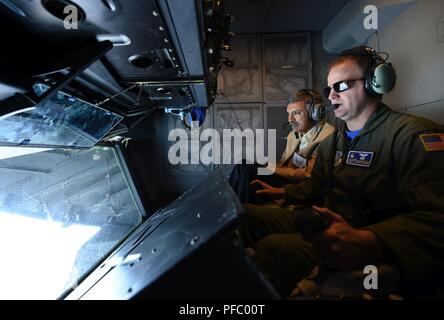 Eine Gruppe von 60 Operationen Gruppe Ehrenmitglieder Kommandanten sammeln auf dem Flug Linie an Travis Air Force Base, Calif., bevor Sie sich an Bord einer KC-10 Extender als Teil einer Tour werden Sie in der Sendung ihre geschwader zu integrieren. Der 60 OG führt Touren auf einer jährlichen Grundlage, dass ehrenamtlichen Kommandanten bieten und Fliegern die Möglichkeit zur Interaktion und voneinander zu lernen. Stockfoto