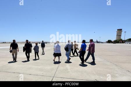 Eine Gruppe von 60 Operationen Gruppe Ehrenmitglieder Kommandanten sammeln auf dem Flug Linie an Travis Air Force Base, Calif., bevor Sie sich an Bord einer KC-10 Extender als Teil einer Tour werden Sie in der Sendung ihre geschwader zu integrieren. Der 60 OG führt Touren auf einer jährlichen Grundlage, dass ehrenamtlichen Kommandanten bieten und Fliegern die Möglichkeit zur Interaktion und voneinander zu lernen. Stockfoto